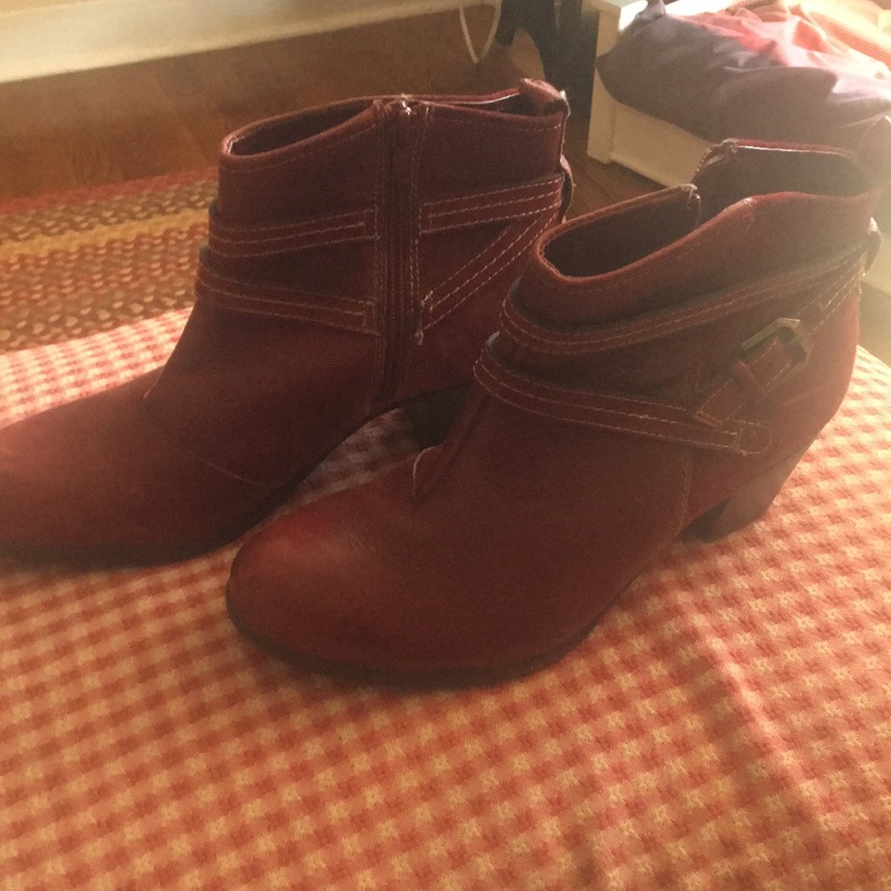 Nearly new earth origins wine color booties